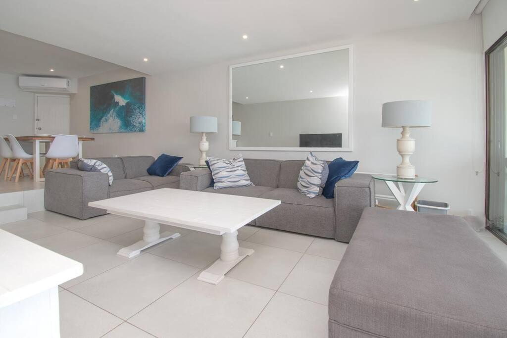 1001 Bermudas Modern 3 Bedroom Front Sea View Apartment Durban