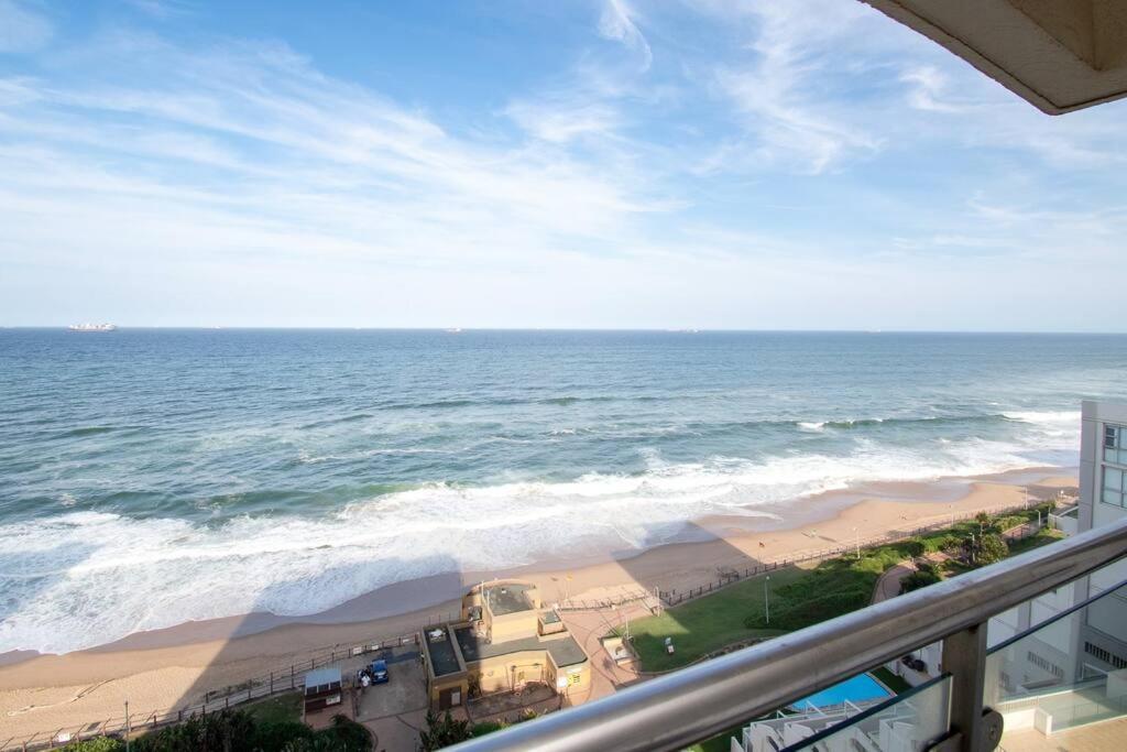 1001 Bermudas Modern 3 Bedroom Front Sea View Apartment Durban