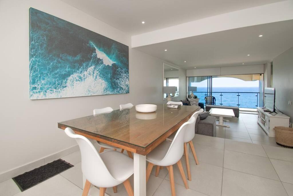 1001 Bermudas Modern 3 Bedroom Front Sea View Apartment Durban