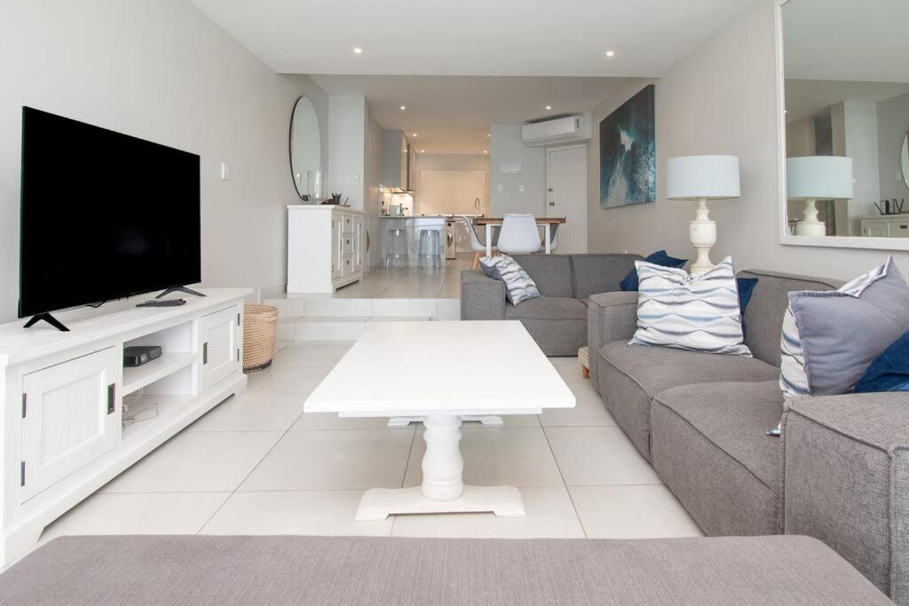 1001 Bermudas Modern 3 Bedroom Front Sea View Apartment *