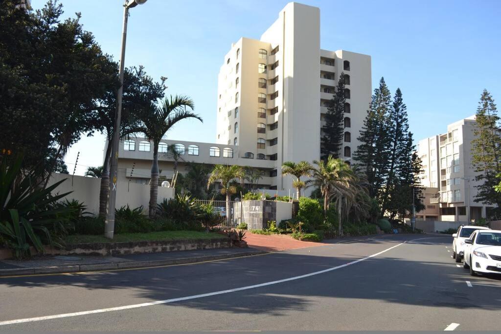 1001 Bermudas Modern 3 Bedroom Front Sea View